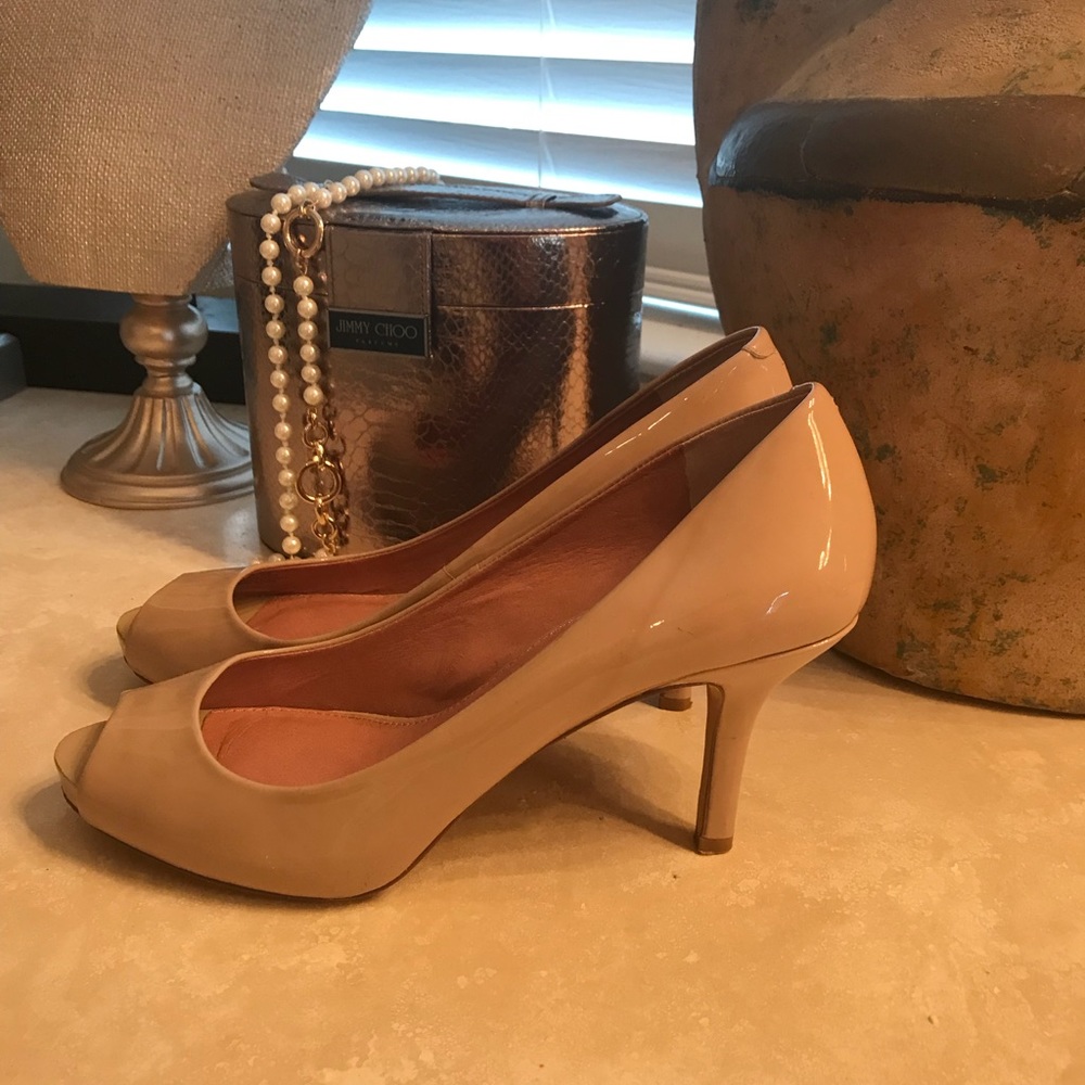 Gorg! Vince Camuto Peep Toe!